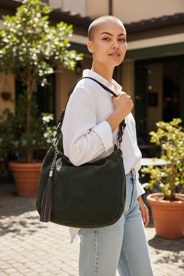 Borsa a spalla verde in suede con nappina e dettagli in pelle