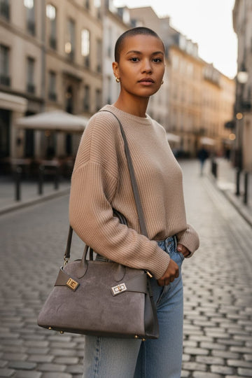 Borsa a mano grigia in pelle e suede con doppia fibbia dorata e tracolla rimovibile