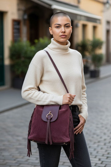 Borsa a spalla bordeaux in pelle e suede con frange laterali e tracolla regolabile