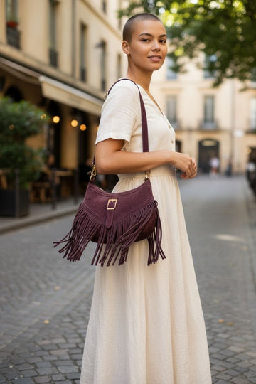 Borsa a spalla bordeaux in suede con frange e fibbia dorata