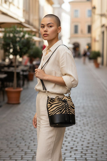 Borsa secchiello in cavallino zebrato beige e pelle nera con dettagli dorati e tracolla rimovibile